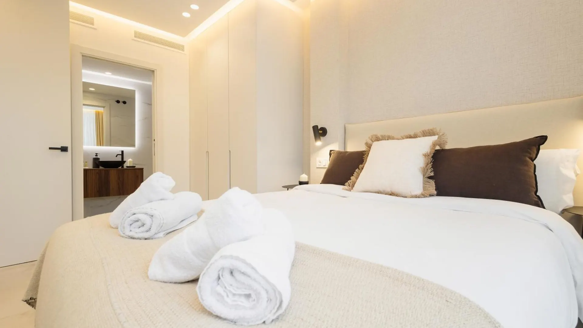 Modern First Floor Apartment, With Private Terrace Garden And Barbecue, In First Line Of Aloha Golf, In Nueva Andalucia Marbella Apartment