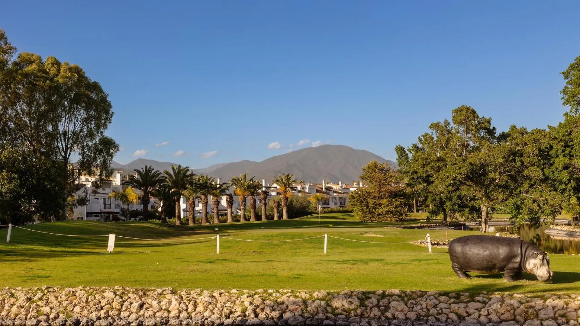 Modern First Floor Apartment, With Private Terrace Garden And Barbecue, In First Line Of Aloha Golf, In Nueva Andalucia Marbella Apartment