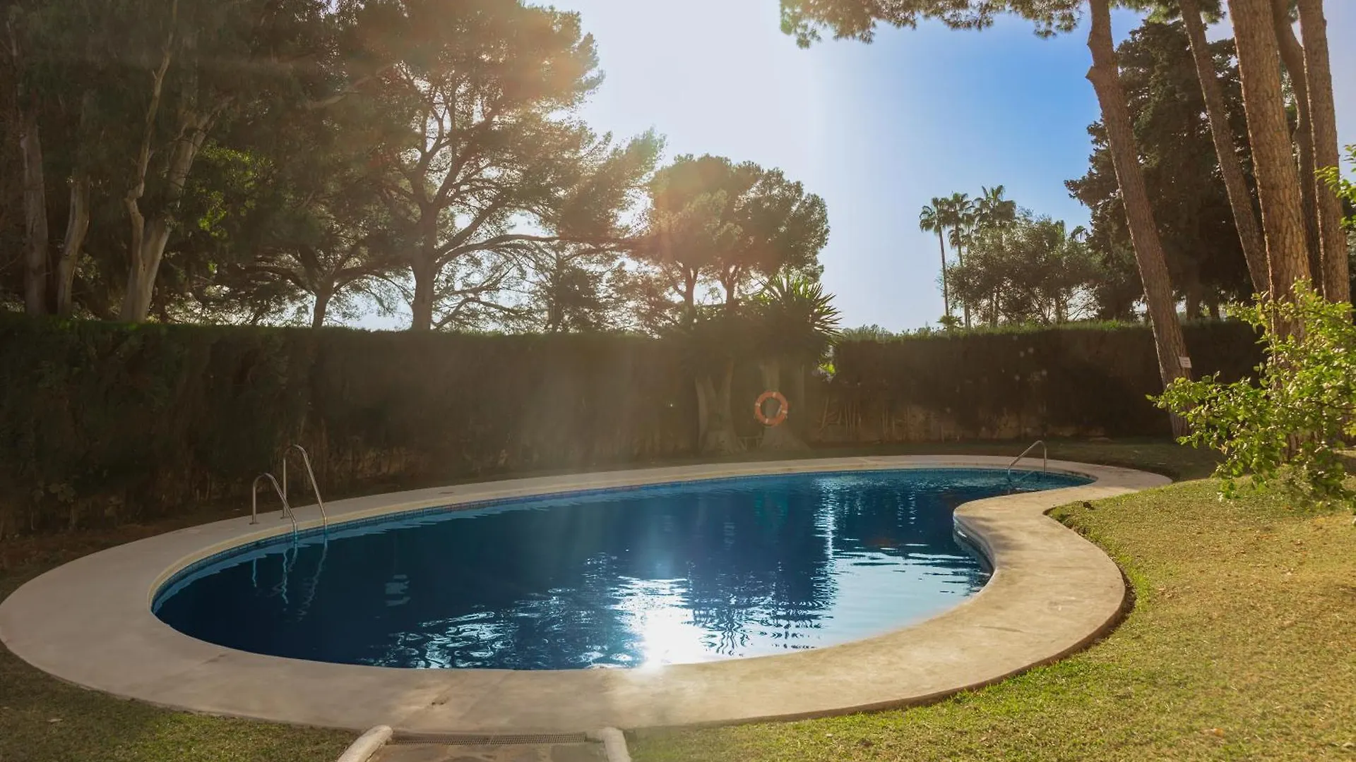 Daire Modern First Floor Apartment, With Private Terrace Garden And Barbecue, In First Line Of Aloha Golf, In Nueva Andalucia Marbella İspanya